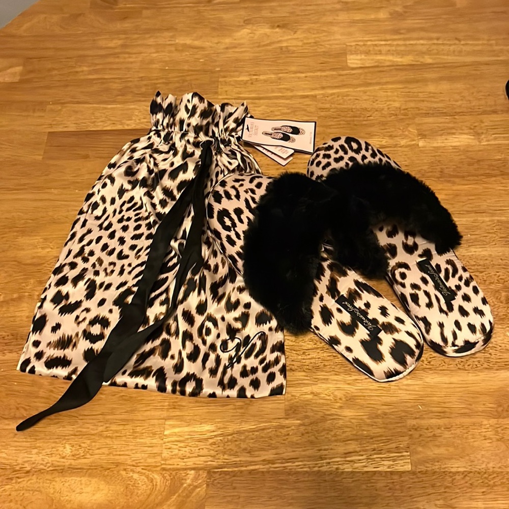 Size 7-8 Victoria’s Secret Cheetah Print House Slippers